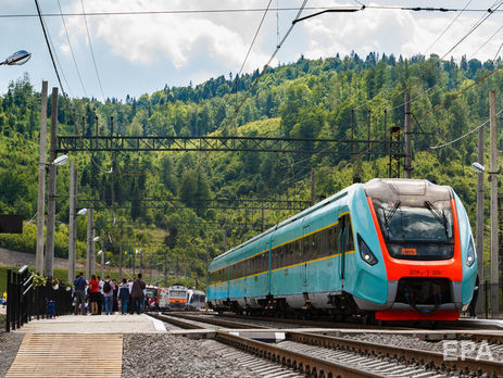 За два месяца через Бескидский тоннель в направлении западных границ и обратно прошло 1828 грузовых поездов и 442 пассажирских – Порошенко