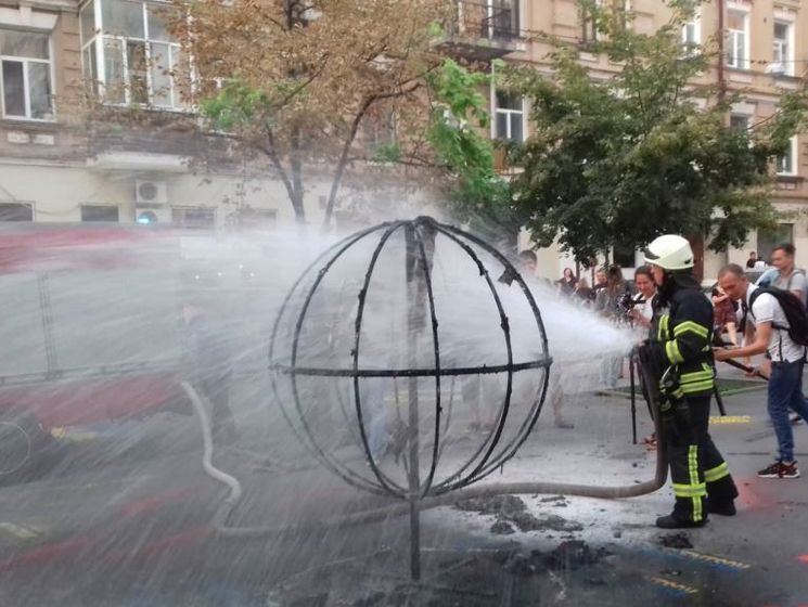 ﻿Активісти спалили "монумент ваті" під офісом Медведчука в Києві. Відео 