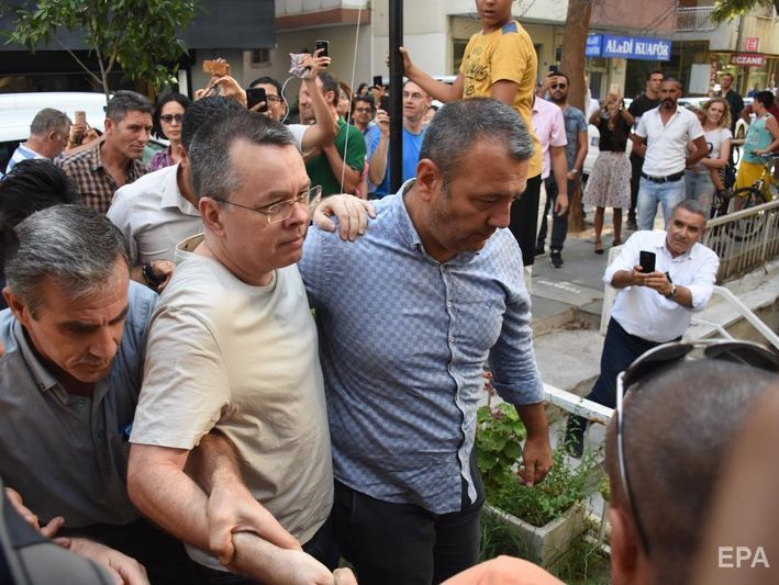 Суд в Турции оставил под арестом американского пастора, на освобождении которого настаивает Трамп