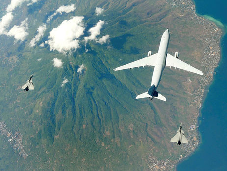 Во время учений в Австралии самолет сбросил на город 450-килограммовый топливный бак