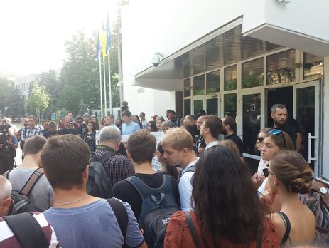 Под зданием МВД в Киеве проходит акция 