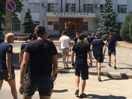 Нападение на Гандзюк. В Херсоне активисты ворвались в здание прокуратуры и зажгли дымовые шашки