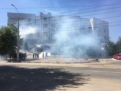 В поддержку Гандзюк активисты забросали прокуратуру в Херсоне дымовыми шашками. Фоторепортаж