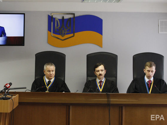 ﻿Прокурор попросив Оболонський суд "звернутися в усі можливі інстанції", щоб захист Януковича був присутнім на засіданнях