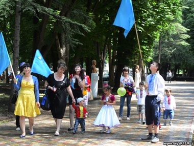 Жители Симферополя устроили флешмоб в вышиванках в День флага крымских татар