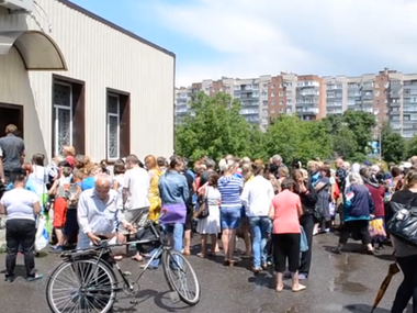 В Краматорске и Славянске выстраиваются огромные очереди за водой и продуктами. Фоторепортаж