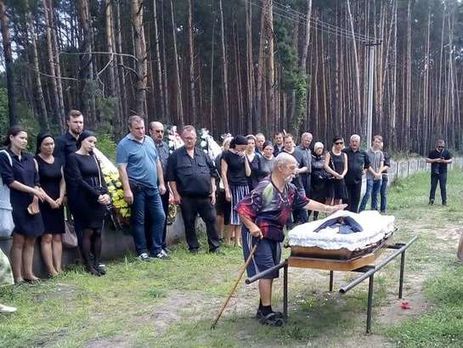 ﻿На похорон знаменитого українського хокеїста Шундрова прийшло кілька десятків людей