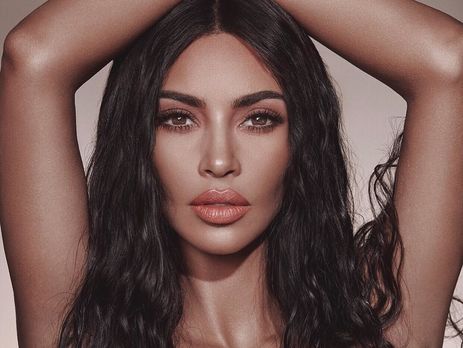 Кардашян продемонстрировала фигуру в миниатюрном купальнике