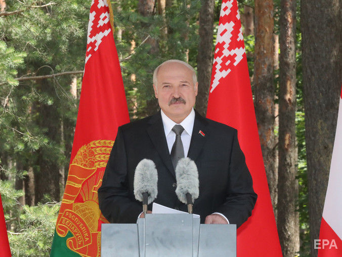 ﻿"Ти іноді мене мацай". Лукашенко пожартував, що ЗМІ його "поховали"