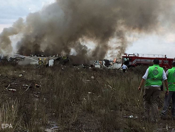 Очевидец снял из салона взлет самолета, который разбился в Мексике. Видео