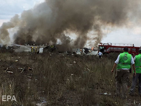 Очевидец снял из салона взлет самолета, который разбился в Мексике. Видео
