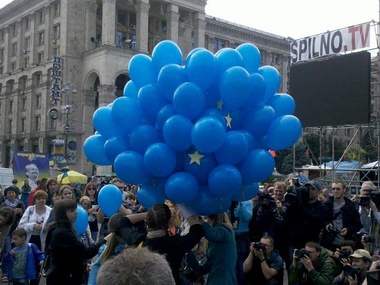 На киевском Евромайдане отпраздновали подписание ассоциации с ЕС. Фоторепортаж