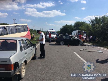 ﻿В Одеській області зіткнулися маршрутка та авто: одна особа загинула, ще семеро постраждали