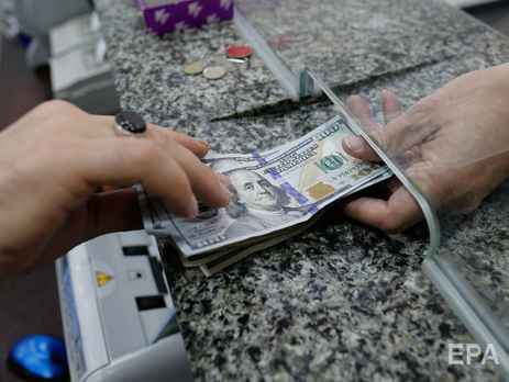 Гривна к доллару подешевела до 27,01 грн/$