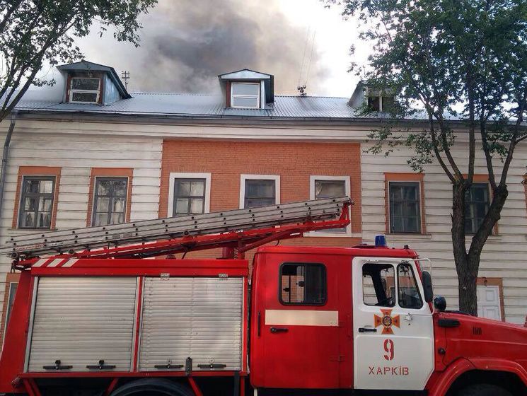 ﻿Рятувальники 16 годин гасили пожежу на даху одного з вишів Харкова