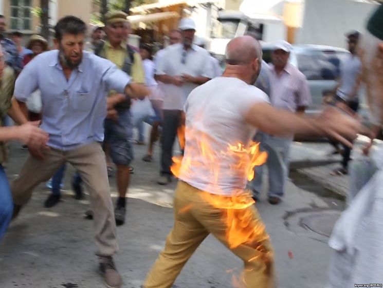 ﻿У центрі Сімферополя активіст намагався влаштувати акт самоспалення. Відео