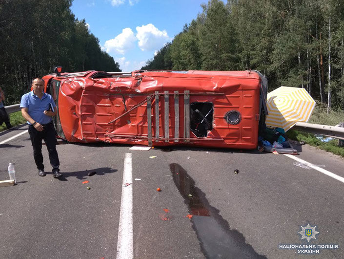 В Черниговской области перевернулся микроавтобус, пострадали восемь человек, четверо из которых – дети – полиция