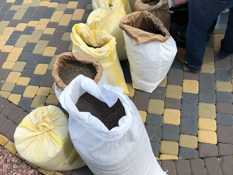 ﻿На Донеччині правоохоронці затримали членів наркомафії під час спроби збуту 300 тонн маку вартістю приблизно 360 млн грн