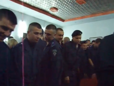 Военнослужащие захваченной в Донецке части отказались присягать "ДНР". Видео
