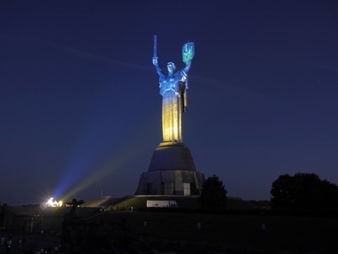 Памятник Родине-матери в Киеве "покрасили" в цвета национального флага. Фоторепортаж