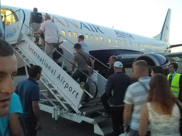 ﻿Авіакомпанія Yanair на 12 годин затримала рейс із Києва у Тбілісі, українці прилетіли в Грузію без багажу