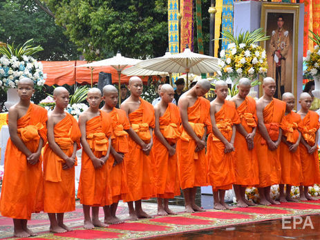 ﻿Урятовані з печери в Таїланді діти завершили прощу в буддійському храмі