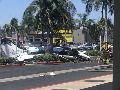 ﻿У США літак упав на автостоянку, є жертви