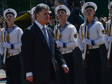 СМИ: Порошенко инициирует введение военного положения на Донбассе