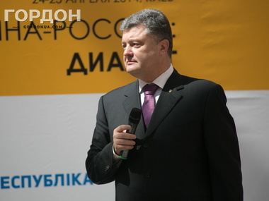 Источник: Перед записью обращения к народу Порошенко проводит беседу с иностранными дипломатами