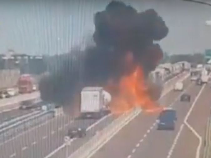 В Болонье автоцистерна взорвалась, врезавшись в стоящий перед ней транспорт. Видео