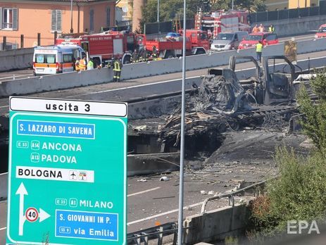 В Италии после взрыва бензовоза обвалился мост и сгорели десятки автомобилей. Фоторепортаж