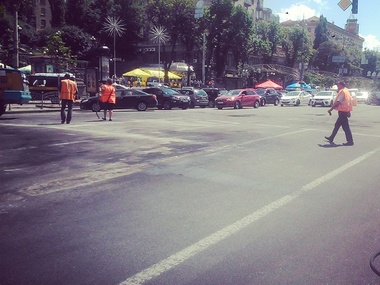 Коммунальщики Киева разобрали баррикады возле ЦУМа. Фоторепортаж