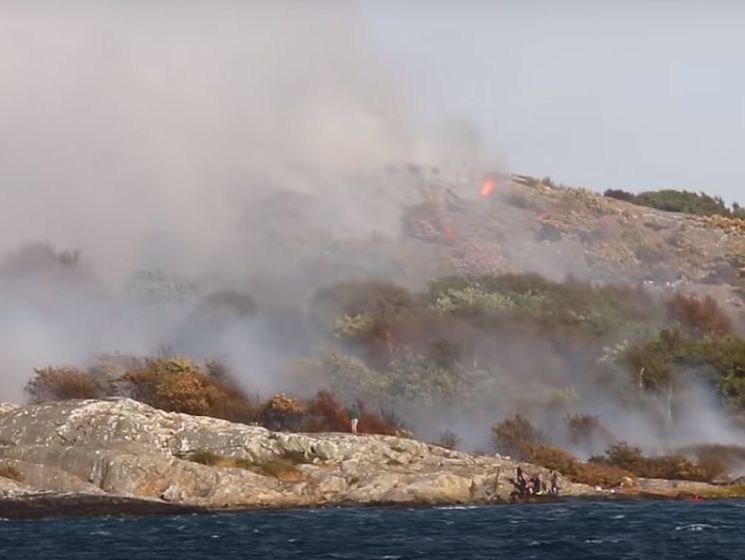 ﻿У Швеції жителів острова евакуювали через пожежу. Відео