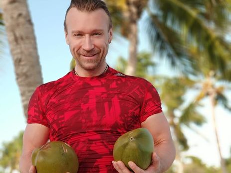 Винник разбил кокос перед камерой