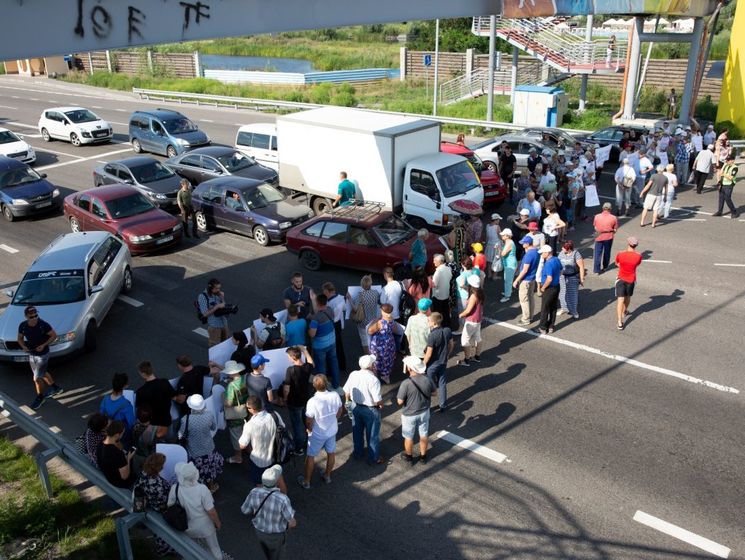 Жители Подгорцев перекрыли трассу в знак протеста против строительства торгово-развлекательного центра
