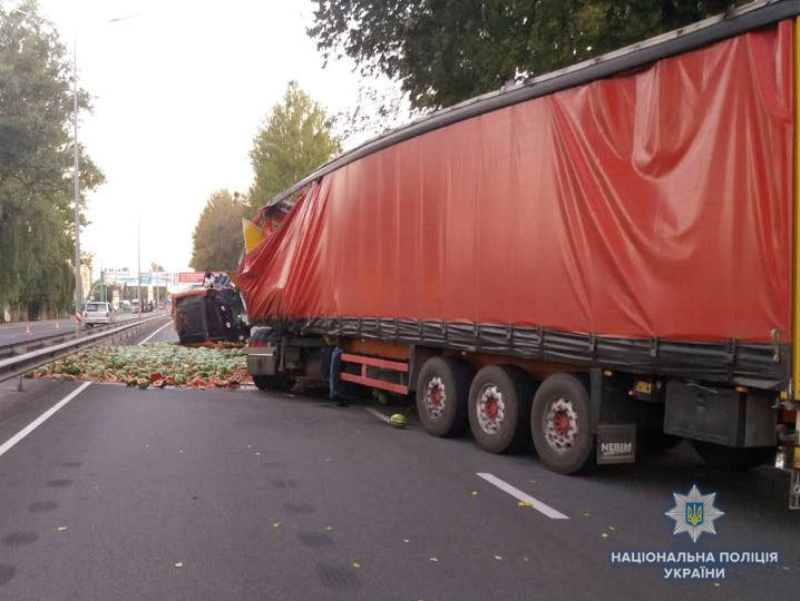 В Виннице фура с арбузами въехала в грузовик, погиб гражданин Грузии – полиция