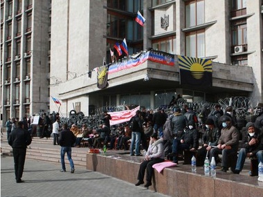 Террористы начали эвакуироваться из здания Донецкой облгосадминистрации