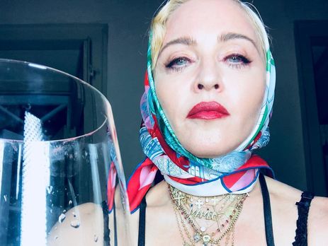 Мадонна позировала для фото в чулках 