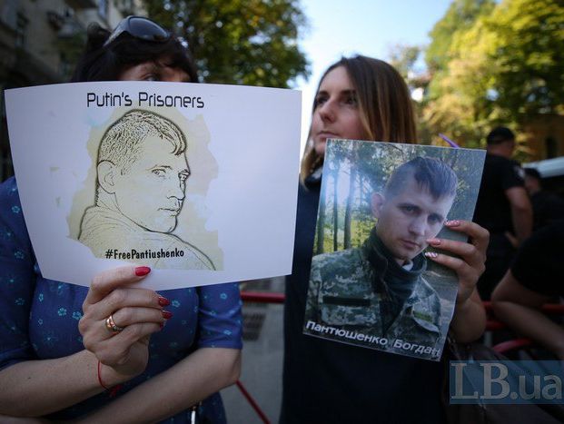 Рідні українських військових, яких утримують бойовики "ДНР", провели акцію під Адміністрацією Президента