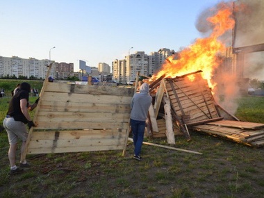 В Киеве возле метро "Позняки" сожгли строительный забор. Фоторепортаж