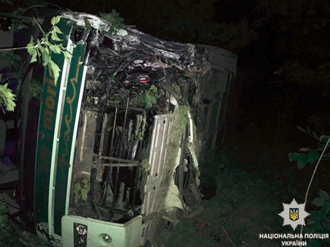 Унаслідок ДТП із легковим авто й автобусом у Дніпропетровській області постраждало 15 осіб
