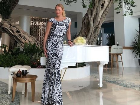 Волочкова села на шпагат на траве в Греции