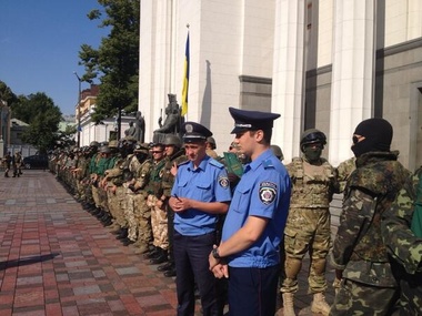 Под Верховной Радой бойцы батальона "Донбасс" требуют отправить их в зону АТО