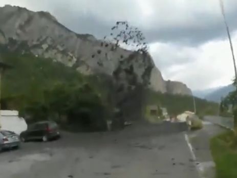 Очевидцы сняли сход селя на поселок в Швейцарии. Видео