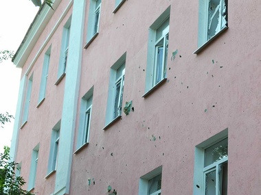 В Луганске снаряды попали в жилые дома, два человека погибли