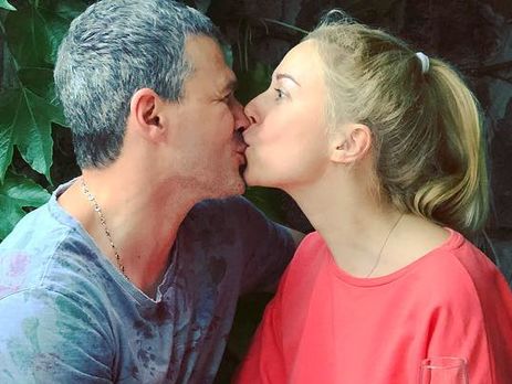 ﻿Матвієнко та Мірзоян показали обличчя дочки на обкладинці Viva!