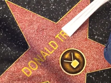 ﻿На Алеї слави в Голлівуді з'явилися десятки копій зірки Трампа