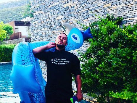 Monatik поздравил жену с днем рождения