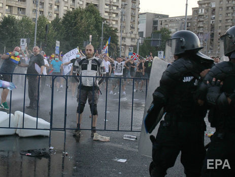 В Бухаресте проходит массовая антиправительственная манифестация, полиция применила слезоточивый газ. Трансляция