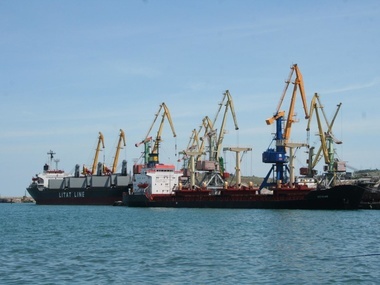 Украина официально закрывает для международного судоходства порты в Крыму